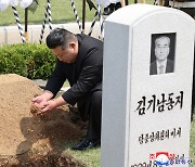 ‘김일성 일가 우상화’ 김기남 영결식…김정은, 장지까지 동행