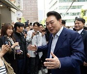 Yoon interacts with public for 1st time since election defeat