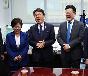 '이재명·조국' 이어 '박찬대·황운하' 회동..."개혁 놓고 멋진 경쟁"