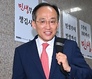 [헤럴드pic] 취재진 질문 받는 추경호 신임 원내대표