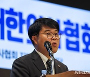 질문에 답하는 임현택 의사협회장