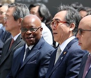 주한 아프리카 대사단 단장과 대화하는 조태열 외교부 장관