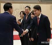 윤 대통령, 민정수석·시민사회수석 임명장 수여