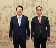 윤 대통령, 전광삼 시민사회수석 임명장 수여