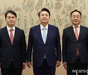 윤 대통령, 민정수석·시민사회수석 임명장 수여