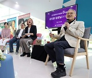 유인촌 장관, 한국콘텐츠진흥원 직원들과 간담회