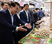 尹대통령, 청계천서 시민 만나 “물가 안정 체감할 수 있도록 최선”