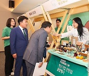 사회혁신기업 전시부스 방문한 함영주 회장과 이성희 차관