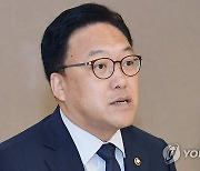 발언하는 김병환 차관