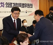 참석자들과 인사하는 노연홍 위원장