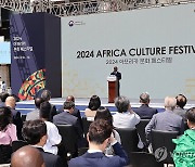 카를로스 빅토르 붕구 주한아프리카대사단장 개막식 참석