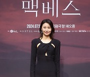 포즈 취하는 김소진