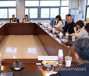 한국문화예술위원회 위원들과 간담회 하는 유인촌 장관