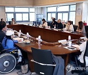 한국문화예술위원회 찾은 유인촌 장관