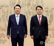 윤석열 대통령, 김주현 민정수석 임명장 수여