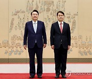 윤석열 대통령, 김주현 민정수석 임명장 수여