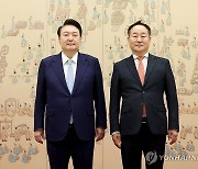윤석열 대통령, 전광삼 시민사회수석 임명장 수여