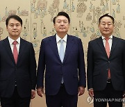 尹대통령, 김주현 민정·전광삼 시민수석에 임명장