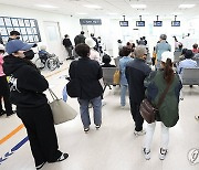 휴진 예고에도 붐비는 대형병원 채혈실
