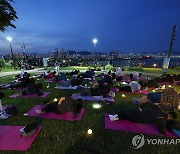 강남구 삼성해맞이공원서 요가하는 시민들