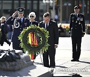 Canada German Defense Minister