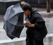 오늘 전국에 비·강풍…‘우산 챙기세요’