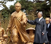 전봉준 동상 찾은 유인촌 장관