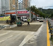 구미 도심서 폭 4m 싱크홀…배수관로 누수로 지반 침하 추정