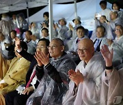 연등행렬 향해 박수 보내는 유인촌 장관