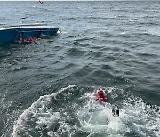 강원 속초 앞바다에서 선박 전복...해경·민간 어선 함께 구조