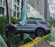 강남 아파트 방음벽에 처박힌 SUV...무슨 일?