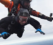 106세 할아버지, ‘9000피트’ 상공서 스카이다이빙… 기네스 올라