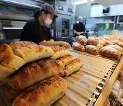 "실효성 없어" vs "빵지순례 사라질 것"…만료 앞둔 빵집 규제 '갑론을박'