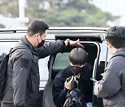 NCT 도영 ‘경호원 매너손에 안전하게 하차’[포토엔HD]