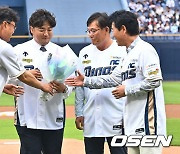 은사님들에게 은퇴 기념 꽃다발 받는 박석민 코치 [사진]