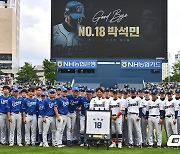 은퇴 기념촬영하는 박석민 코치와 NC-삼성 선수들 [사진]