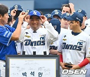 짓궂은 강민호 , 박석민 코치 유니폼은 NC 모자는 삼성 [사진]