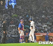 비가 와도 경기는 계속된다. [사진]