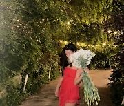 '줄리엔강♥' 제이제이, 결혼식 마친 새신부..빨간 드레스로 뽐낸 몸매