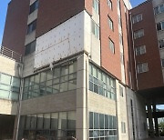 천안 대학 기숙사 건물 외벽 벽돌 수백장 떨어져…인명피해 없어