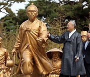 [포토]동학기념식 전 전봉준 동상 살펴보는 유인촌 장관