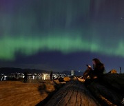 캐나다 밴쿠버 하늘 밝힌 '오로라'