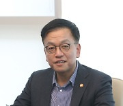 최상목 부총리, 화성 반도체 기업 방문