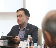 화성 반도체 기업 방문한 최상목 부총리