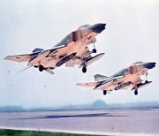 ‘팬텀 필승편대’, 49년 만의 국토순례 비행