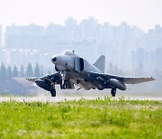 퇴역 한 달 여 앞둔 F-4E 팬텀 '필승편대', 국토순례 비행