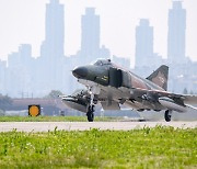 F-4E 팬텀 '필승편대', 퇴역 한 달 여 앞두고 국토순례 비행