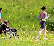 [포토] "어머니의 두 다리가 되어"… 휠체어 탄 母와 마라톤 참가한 남성