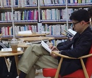 도서관서 포착된 한동훈-토크콘서트 연 유승민…전대등판론 커져