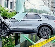 강남서 아파트 방음벽 뚫고 박혔다…일가족 4명 탄 SUV, 무슨 일